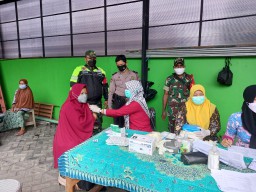 BABINSA KOPTU ARI SETYO DARMAWAN KORAMIL 0816/09 KRIAN MELAKSANAKAN PENDAMPINGAN VAKSINASI
