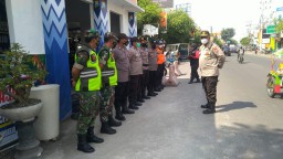 Babinsa Koramil 0816/05 Tulangan Tergabung Dalam Pengamanan Nataru Tahun 2021 - 2022 Pantau Prokes