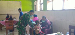 BABINSA KORAMIL 0816/13 WONOAYU LAKSANAKAN PENDAMPINGAN VAKSINASI