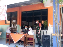Babinsa Serka Muttakim Pantau Vaksinasi Anak Usia 6 s.d. 11 Tahun di SD Negeri Kraton Krian