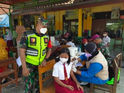BABINSA PANTAU LANGSUNG PELAKSANAAN VAKSIN COVID 19 DI WILAYAH KORAMIL 15/SUKODONO