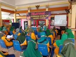 Anggota Koramil 0816/03 Buduran Serma Suwarno Babinsa Desa Pagerwojo Menghadiri pelatihan pemasaran produk UMKM secara Online