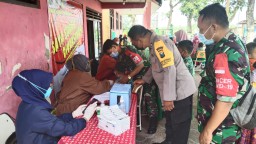 Babinsa Koramil 0816/13 Wonoayu Pantau Vaksinasi di SD Negeri Simoketawang