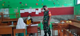 Anggota Koramil 0816/05 Tulangan mendampingi Vaksinasi Covid-19 pada Anak Usia 6-11 Tahun