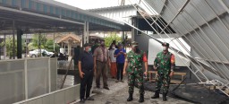 DANRAMIL 0816/16 WARU DAN BABINSA TINJAU RUMAH WARGA ALAMI KERUSAKAN AKIBAT ANGIN KENCANG