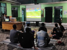 KORAMIL 0816/03 BUDURAN MENGADAKAN KOMSOS KREATIF LEWAT NOBAR SEPAK BOLA PIALA AFF