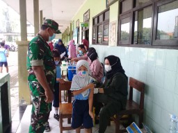 Anggota Koramil 0816/05 Tulangan semangati siswa-siswi SDN Kenongo untuk vaksin Covid-19