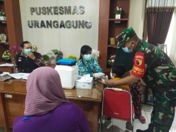 BABINSA KORAMIL 0816/01 SIDOARJO KOTA DAMPINGI PELAKSANAAN VAKSINASI PADA ANAK USIA 6-11 TAHUN