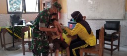 BABINSA PELDA KHOIRI DALAM PENDAMPINGAN PROGRAM VAKSIN DI SDN PONOKAWAN DESA PONOKAWAN KECAMATAN KRIAN.