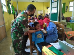 Serka Agus Yudi S Babinsa Koramil 0816/13 Wonoayu Dampingi Pelaksanaan Vaksinasi buat Anak Usia 6-11 Tahun