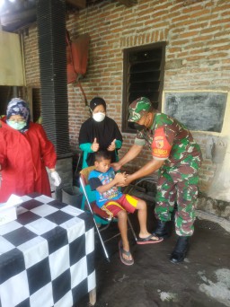 Serka I Nengah Medal Bersama Bhabinkamtibmas Tim Puskesmas, Perangkat desa melaksanakan Treacer Kontak Erat di desa Kajndangan.