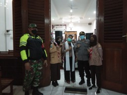 Serka I Nengah Medal Laksanakan Pam Misa Malam Pergantian Tahun 2021 di GKJW di Desa Wonomlati.