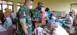 Bersama Nakes DKT Sidoarjo Babinsa Dampingi Vaksinasi Pada Anak SD