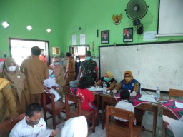 BABINSA KORAMIL 0816/01 SIDOARJO DAMPINGI PELAKSAAN VAKSINASI PADA ANAK USIA 6-11 TAHUN