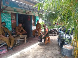 Serma Edi Babinsa Koramil 0816/05 Tulangan Komsos Dengan Kepala Desa