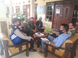 Babinsa 0816/03 Buduran Sertu Sarjono melaksanakan Komsos dengan masyarakat Desa Siwalanpanji