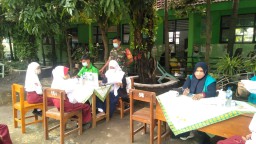 BABINSA KORAMIL 0816/16 WARU PANTAU KEGIATAN VAKSINASI SISWA SISWI SDN 2 MEDAENG KEC. WARU SIDOARJO