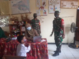 Serma Saifudin Babinsa Koramil 0816/04 porong ikut mendampingi warganya melaksanakan vaksin usia dini
