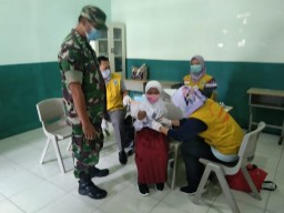 BABINSA KORAMIL 01 SIDOARJO KOTA DAMPINGI VAKSINASI ANAK DI SD ISLAM SABILUR ROSAD