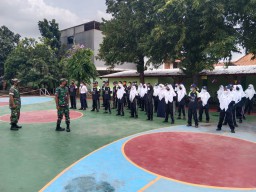 TANAMKAN DISIPLIN, BABINSA 0816/14 TAMAN LATIH PBB PADA SISWA SMP NEGERI 1 TAMAN