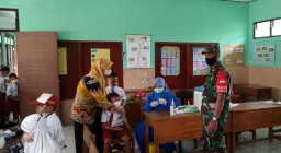 Babinsa Penatarsewu Melaksanakan Giat Pendampingan Suntik Vaksinasi Pada Siswa SD Dan MI