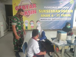 Babinsa 0816/03 Buduran melaksanakan pendampingan Vaksin di sekolahan SD