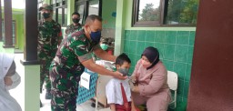 DANRAMIL 15/SUKODONO MENDAMPINGI SERBUAN VAKSIN