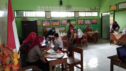 Babinsa Koramil 0816/13 Wonoayu Dampingi Tim Nakes DKT Sidoarjo Di SDN Plaosan