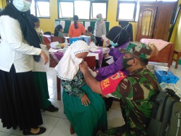 Penuh Kesabaran, Babinsa Ramil 05/Tulangan tenangkan anak-anak yang akan divaksin