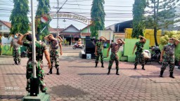 Jaga Kebugaran Tubuh Dimasa Pandemi, Babinsa Koramil 0816/05 Tulangan Senam Sehat Sebelum Bekerja