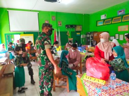 Babinsa Ramil 0816/17 Gedangan setia dampingi anak-anak untuk vaksin