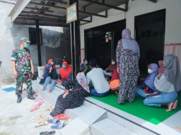 Sertu Budiono Laksanakan Pendampingan Vaksin Covid 19 Untuk Lansia
