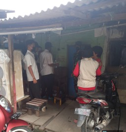 Babinsa 0816/03 Buduran Serka Tedi Sampurna melaksanakan pendampingan labelisasi rumah kategori PKH