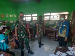 Serda M Amin dan Serda Mohtar ikut mendampingi tenaga kesehatan pkm porong dalam vaksin anak usia dini