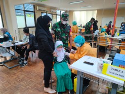 BABINSA PEPELEGI KORAMIL 0816/16 WARU PANTAU KEGIATAN VAKSINASI SISWA SISWI SD SINGAPURE NATIONAL ACADEMY KEC. WARU, SIDOARJO
