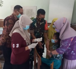 Danramil 0816/03 Buduran dan Babinsa Banjarkemantren melaksanakan pendampingan vaksinasi anak Usia 6 - 11 tahun