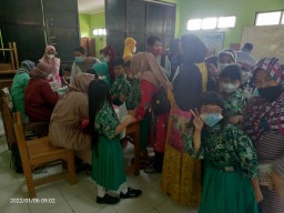 Koramil 0816/12 Prambon ikut gencarkan vaksin covid-19 untuk anak usia 6-11 TAhun
