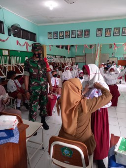 Babinsa 0816/03 Buduran melaksanakan pendampingan Vaksin di SDN Banjarkemantren 2