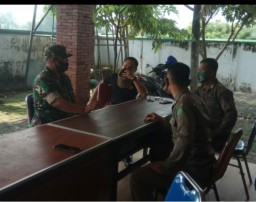 Serka Mulyanto Bersama Satpol PP Kec. Krembung melaksanakan Komsos Bersama Perangkat Desa Gading