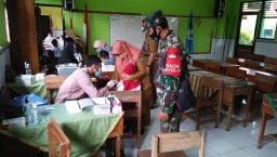 Babinsa Koramil 0816/17 Dampingi anak-anak saat melaksanakan Vaksinasi Covid-19