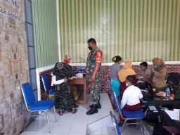 Anggota Ramil 0816/07 Krembung Laksanakan Pendampingan Vaksin Usia 6 - 11 Tahun