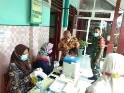 Babinsa Medalem Pantau Vaksinasi Anak Sekolah Dasar