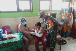 Program Vaksinasi terus berjalan, Babinsa 0816/03 Buduran Laksanakan Pemdampingan