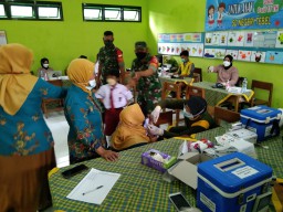 Danramil 0816/17 Gedangan turun langsung dampingi vaksin anak usia 6-11 tahun