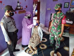 Babinsa Ramil0816/07 Krembung Bersama Team Treacer Gabungan Laksanakan Tracing Kontak Erat di desa Kedung Sumur.