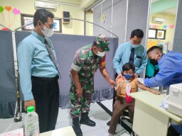 BABINSA RAMIL 0816/16 WARU PANTAU VAKSINASI SISWA/I SD AL-FALAH DARUSALAM KEC. WARU