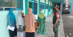 Babinsa Koramil 0816/06 Tanggulangin Komsos Bersama Masyarakat