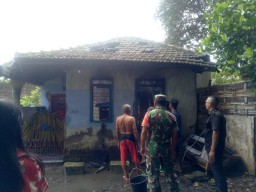Babinsa Kenongo Bergerak Cepat Bantu Padamkan Kebakaran Rumah Warga