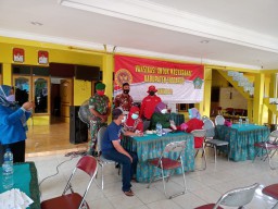 Babinsa Kebaron Koramil 0816/05 Tulangan Kembali Melaksanakan Pendampingan Vaksinasi Covid-19