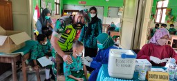 BABINSA KELURAHAN CELEP SERKA SUPARNO DAMPINGI VAKSINASI COVID-19 ANAK USIA 6-11 TAHUN